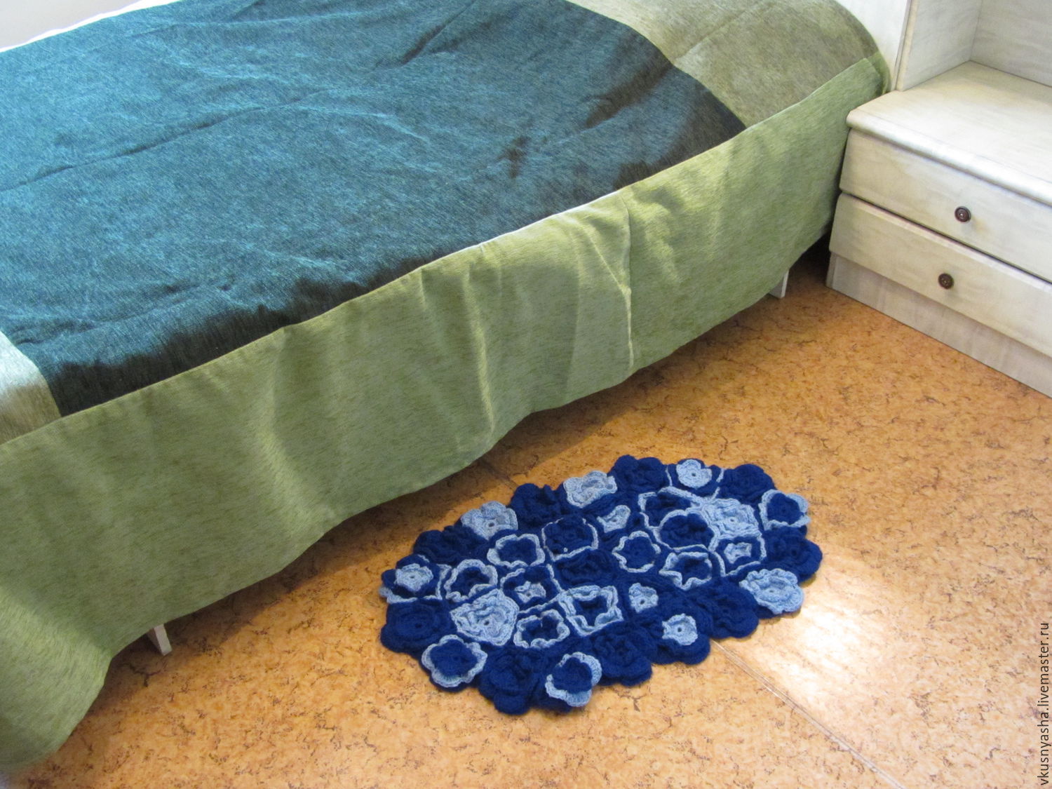 http://cs2.livemaster.ru/storage/a8/8b/02535329e58c7d0662c6215dbd84--dlya-doma-interera-vyazannyj-kovrik-tsvetok.jpg