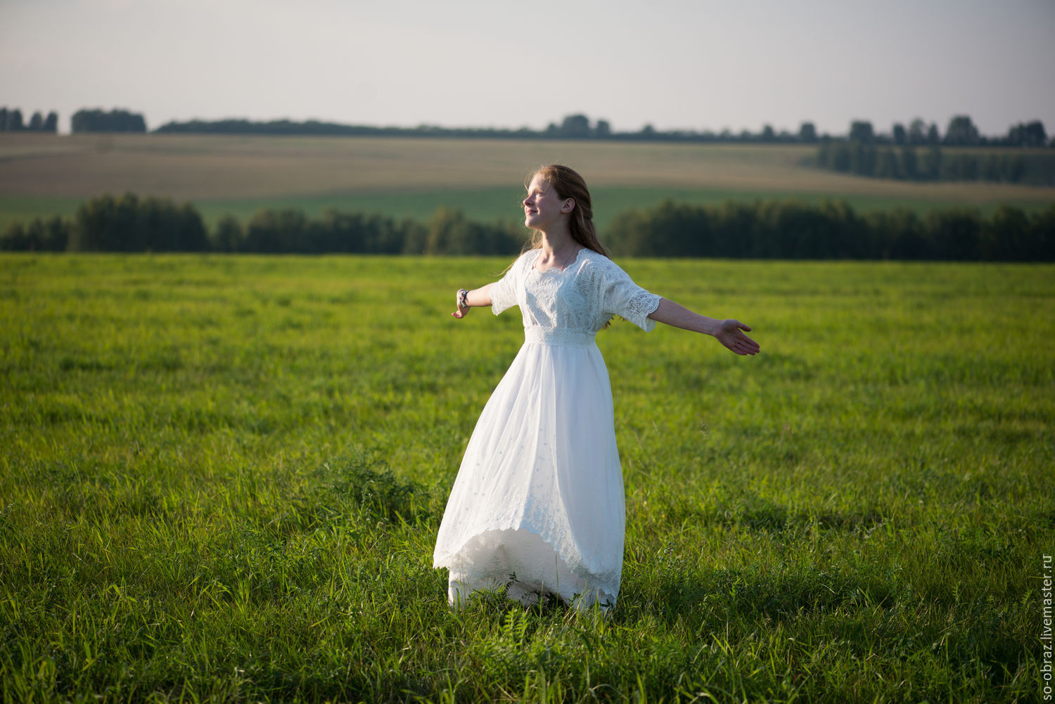 Девушка в белом плаще писает на поляне