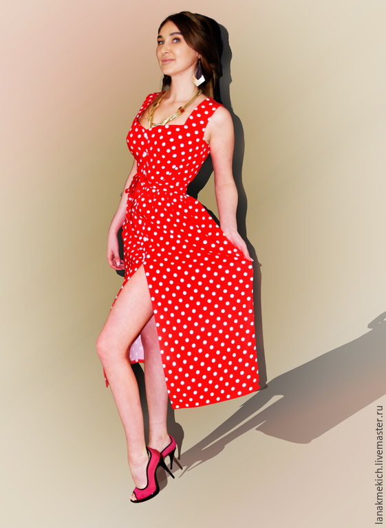 Ева в красном платье в горошек
