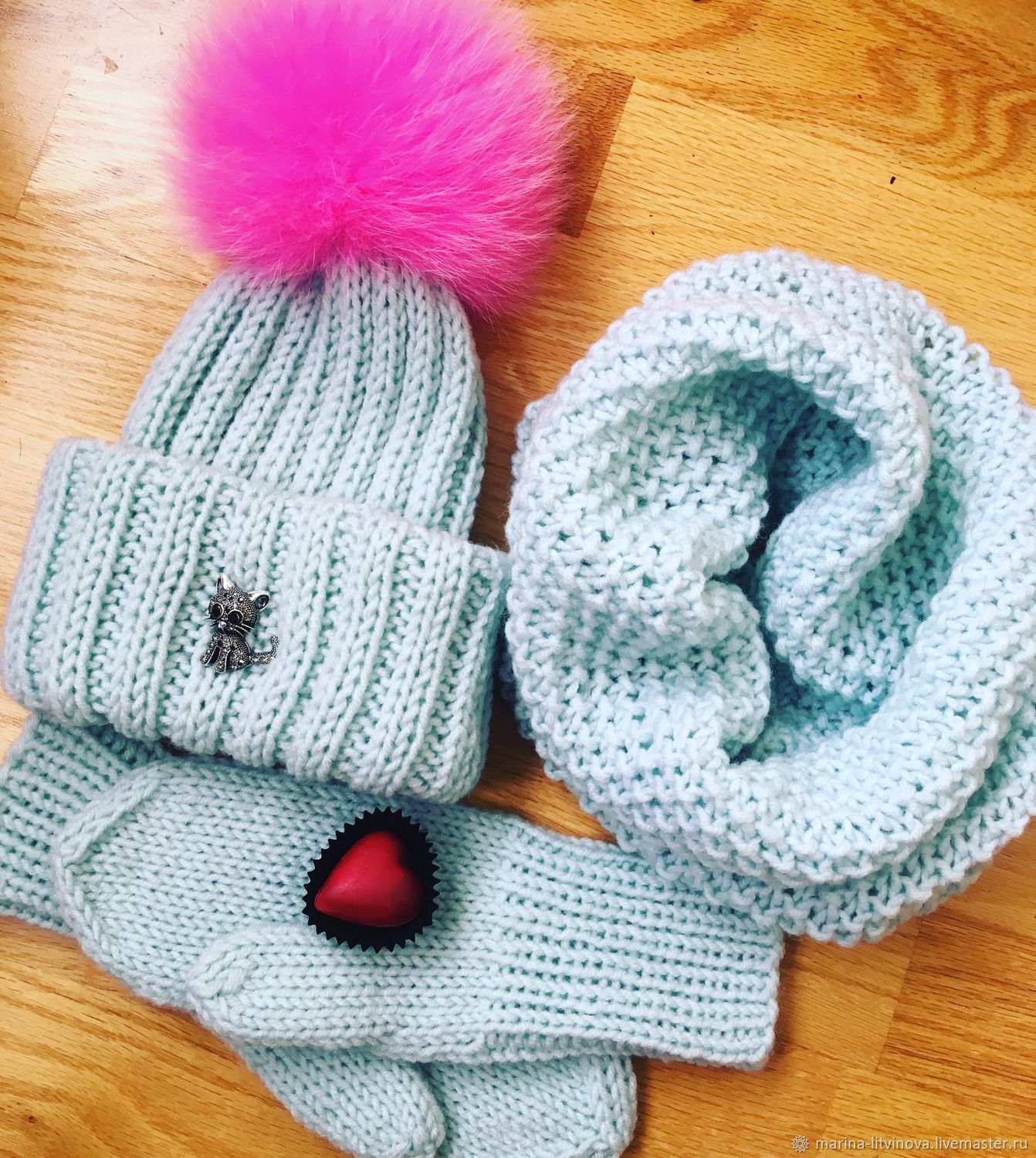 Шапки снуды варежки. Вязаная шапка и варежки в комплекте. Комплект шапка и варежки спицами. Комплект зимний (шапка, снуд и варежки) чезаре dan&dani. Шапка снуд и варежки.