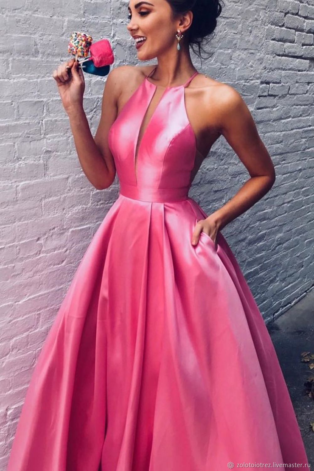 Атласное розовое платье