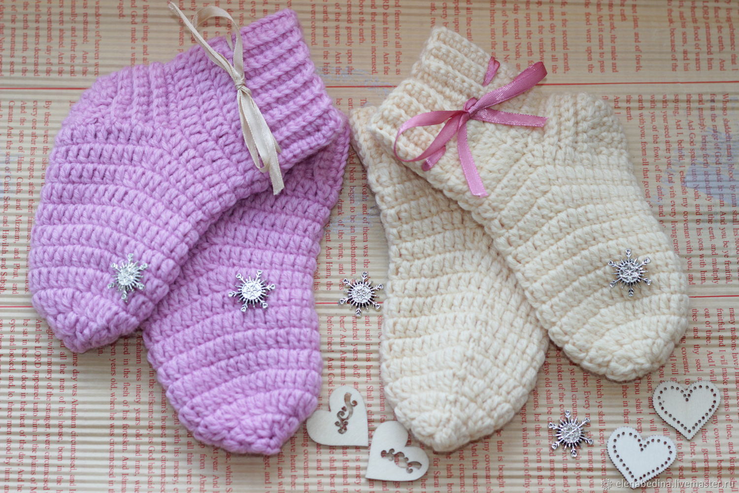 Вязание носочков новорожденному. Носки для новорожденных. Носочки для новорожденных спицами. Вязаные носочки для новорожденного. Носки крючком для новорожденных.