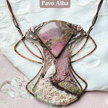 Украшения ручной работы. Ярмарка Мастеров - ручная работа Кулон "Pavo Alba", павлин вышивка. Handmade.