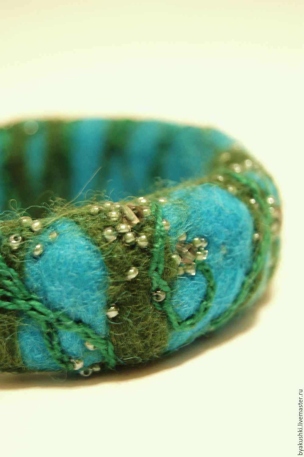 браслет "Ундина" бирюзово-зеленый войлочный
