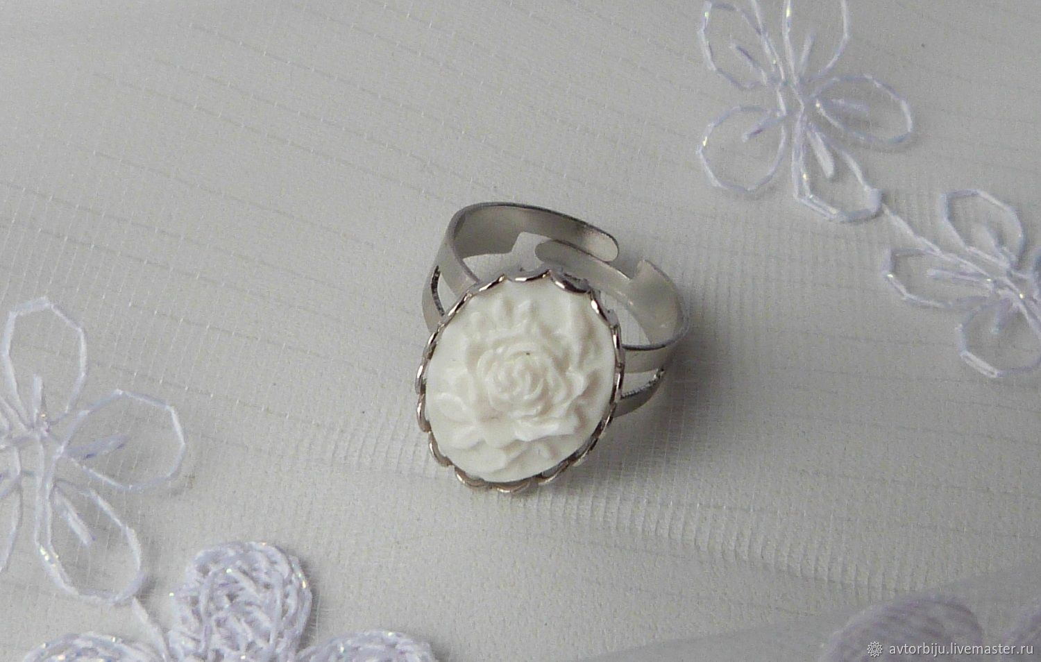Санлайт кольцо с белой розой Камея