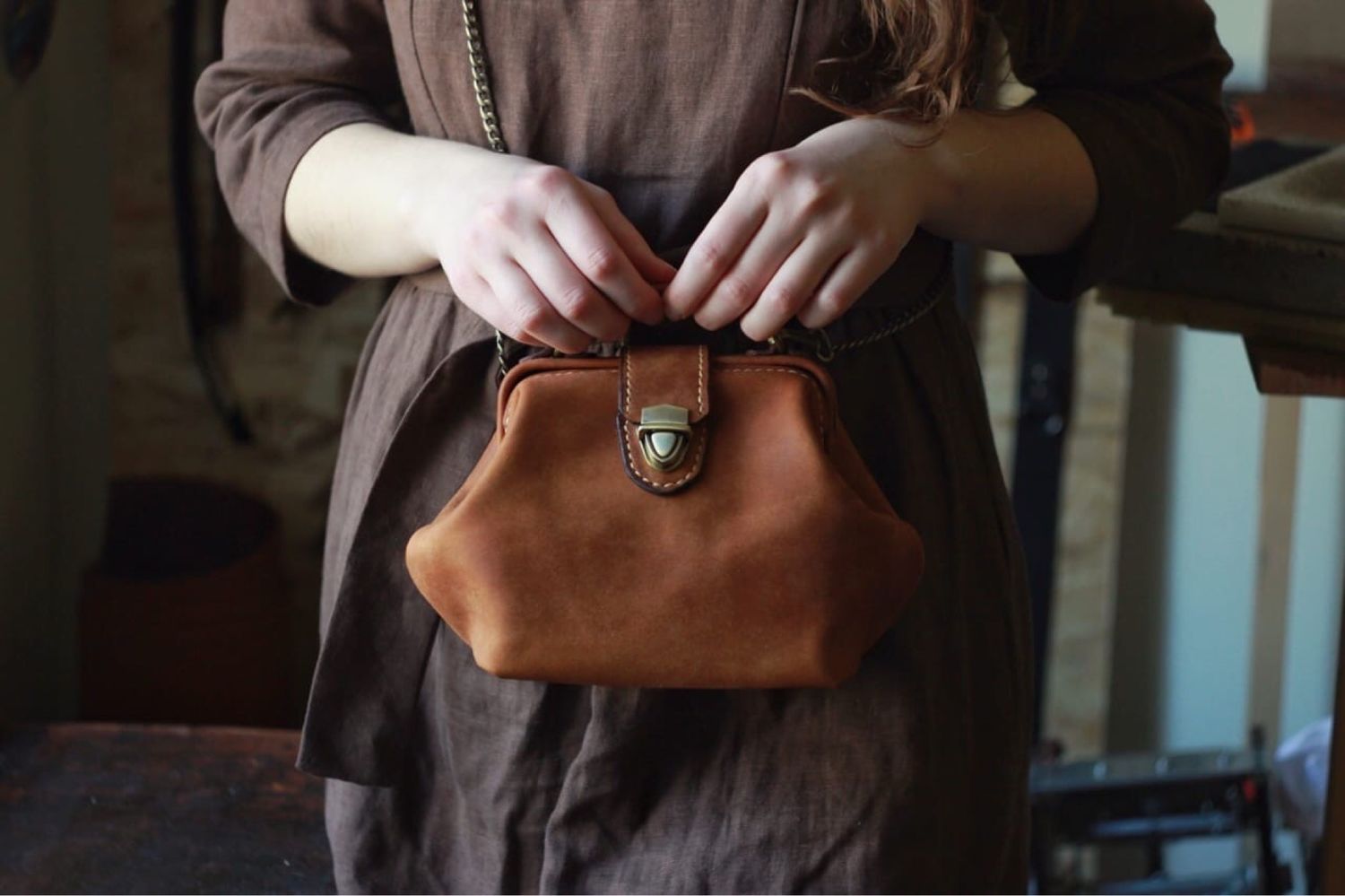 Мини саквояж с деревянной ручкой. Сумка саквояж женская. Саквояж. Сумка-саквояж мини. Сумка-саквояж мини.