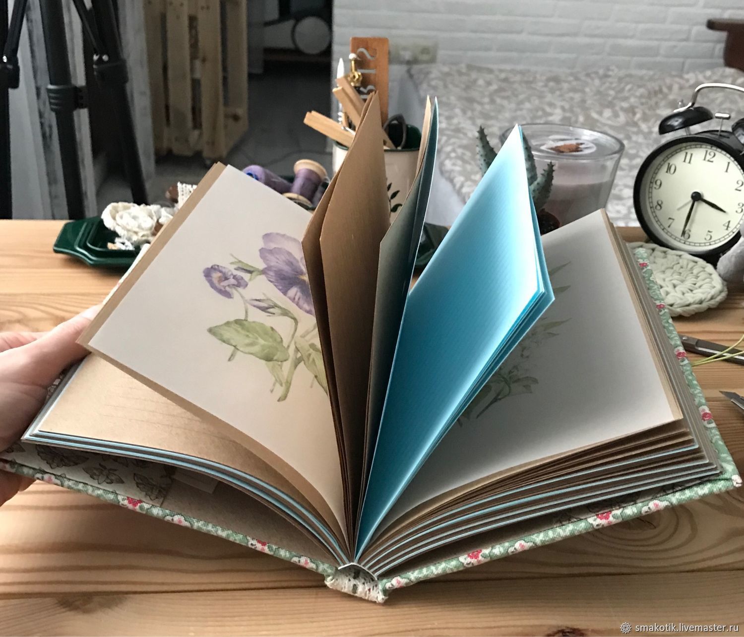 серый блокнот с красной лентой сверху. идеи блокнота на день рождения. день блокнота. красивый ежедневник. день блокнота 19 мая.