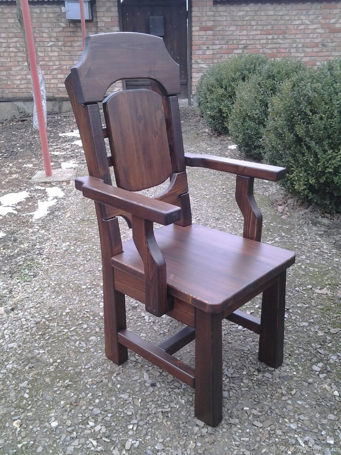 стул из дерева с подлокотниками