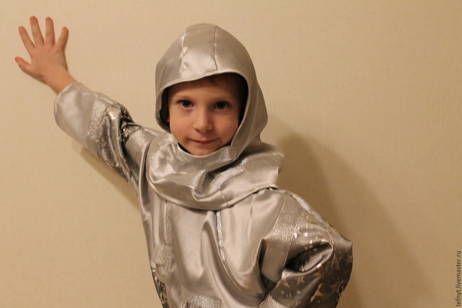 Как сделать костюм космонавта своими руками. Космический костюм. Космические костюмы для детей. Космический костюм для мальчика. Костюм космос для мальчика.