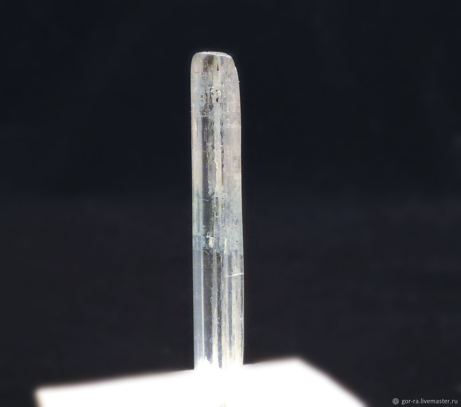 Aquamarine crystal treatment: no treatment color: Light blue weight: 4,94 CT. size: 34,0h4,0h3,8 mm field: Ural
