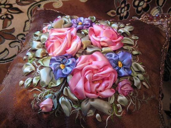 Подушка декоративная с вышивкой зайчик розовый