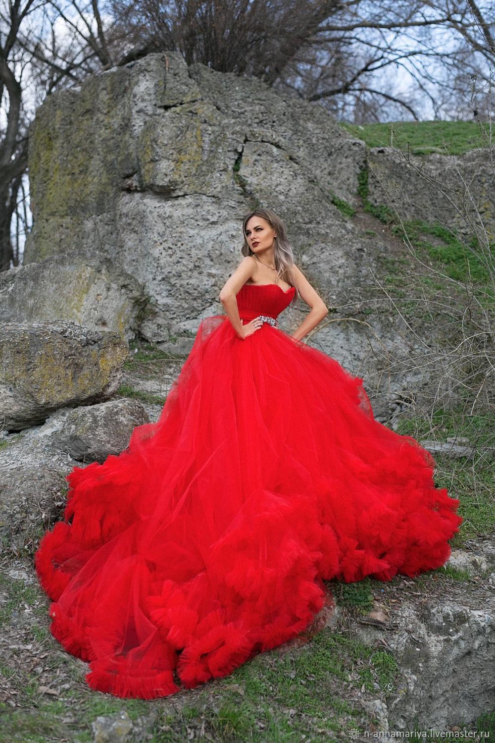 Красное фатиновое платье