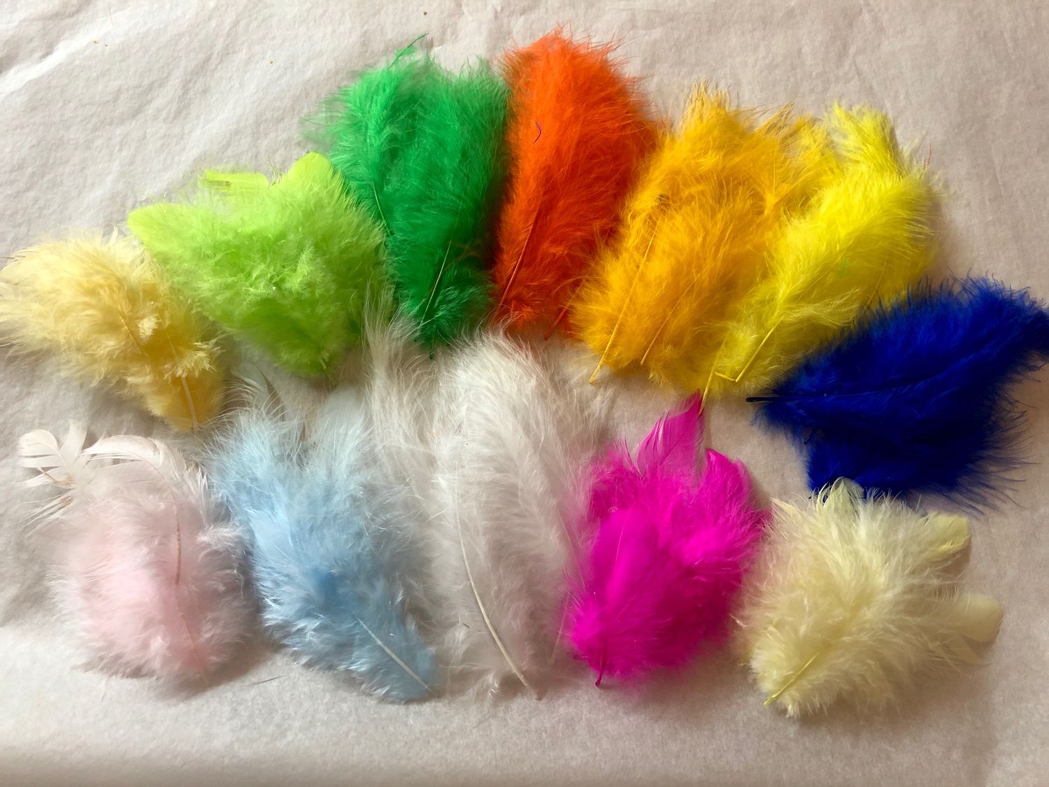 Озон купить перья. Перья декоративные. Разноцветные перья. Перья цветные декоративные. Перья для рукоделия.