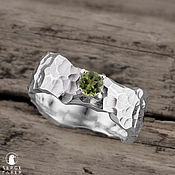 Серебряное кольцо с зеленым сапфиром