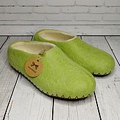 Обувь ручной работы handmade. Livemaster - original item Women`s felted light green Slippers with natural suede soles. Handmade.