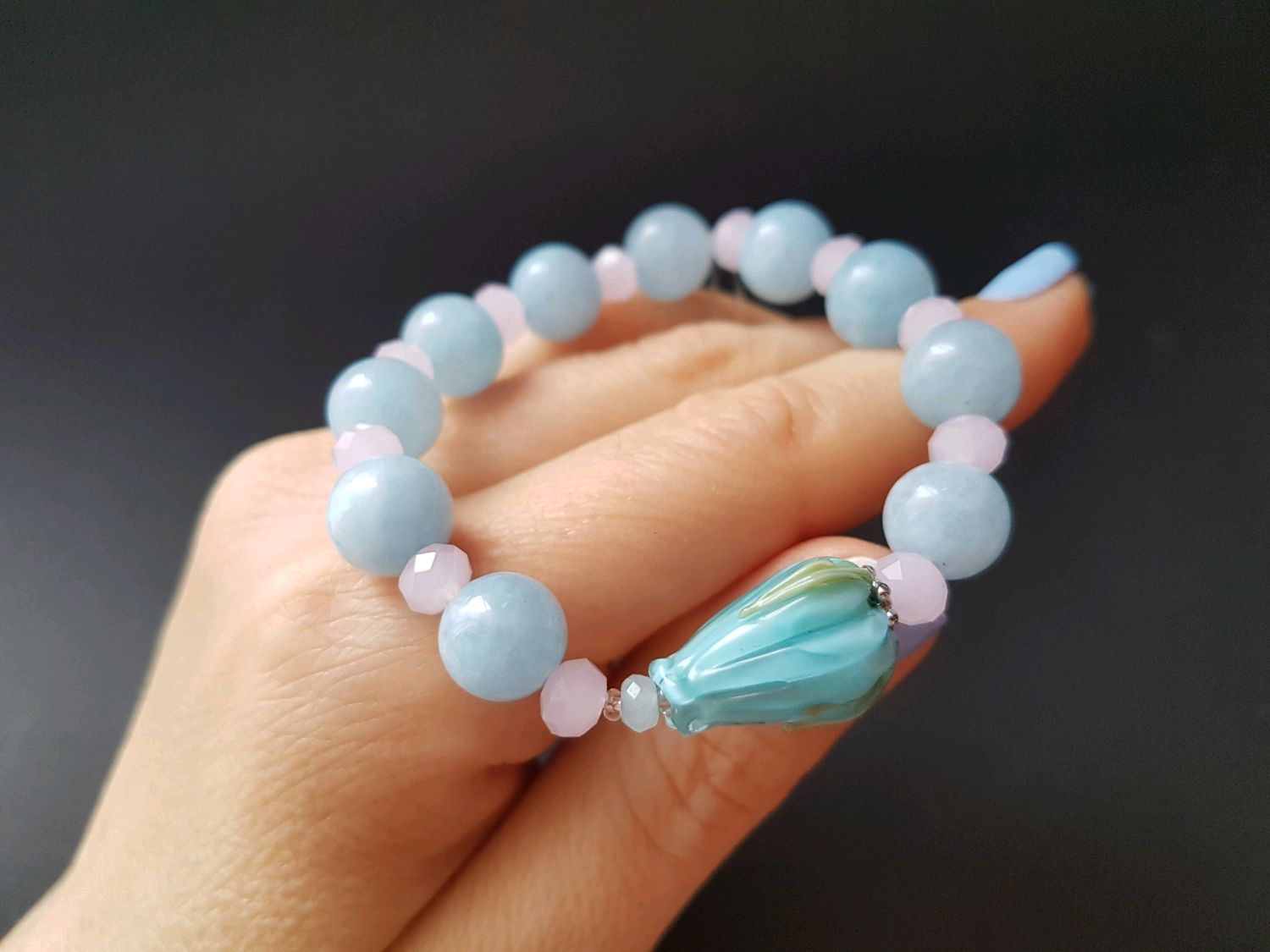 Браслеты из муранского стекла. Браслет из бусин ювелирный. Лэмпворк черника браслет. Муранское стекло. Браслет из чешского стекла.