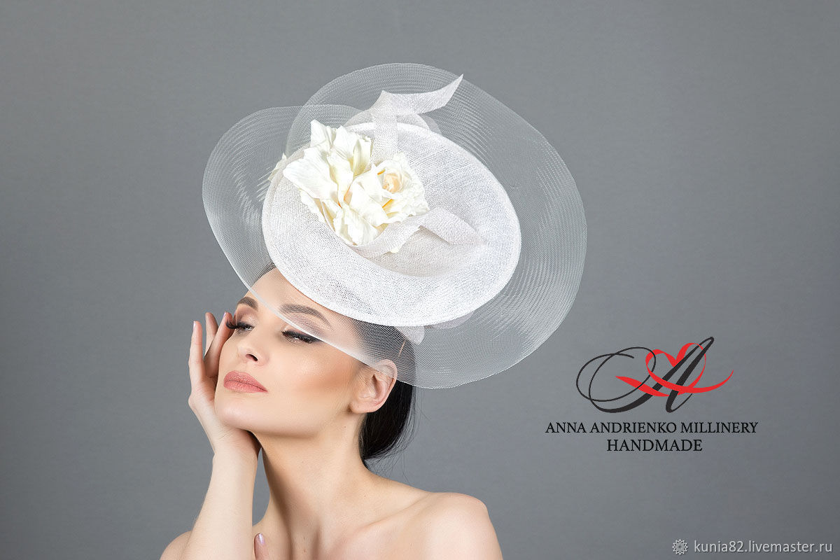 Шляпа женская спб. Шляпки Анны Андриенко. Белая шляпка. Вуалетка белая. Свадебная женская шляпка с вуалью.