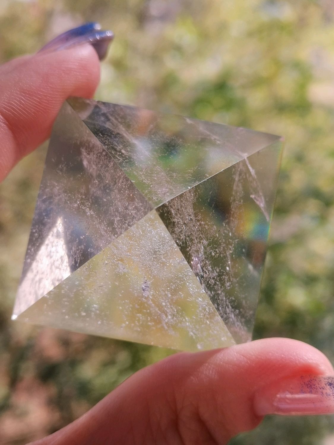 пирамида горный хрусталь. горный хрусталь пирамида. пирамидка из горного хрусталя свойства. пирамида хрусталь 40мм. пирамида хрусталь 50мм.