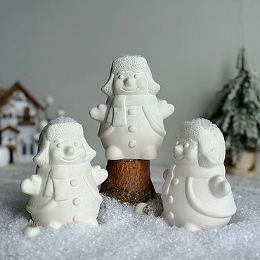 Материалы для творчества ручной работы. Ярмарка Мастеров - ручная работа Снеговик в шапке фигурка для росписи 11 см фарфор. Handmade.