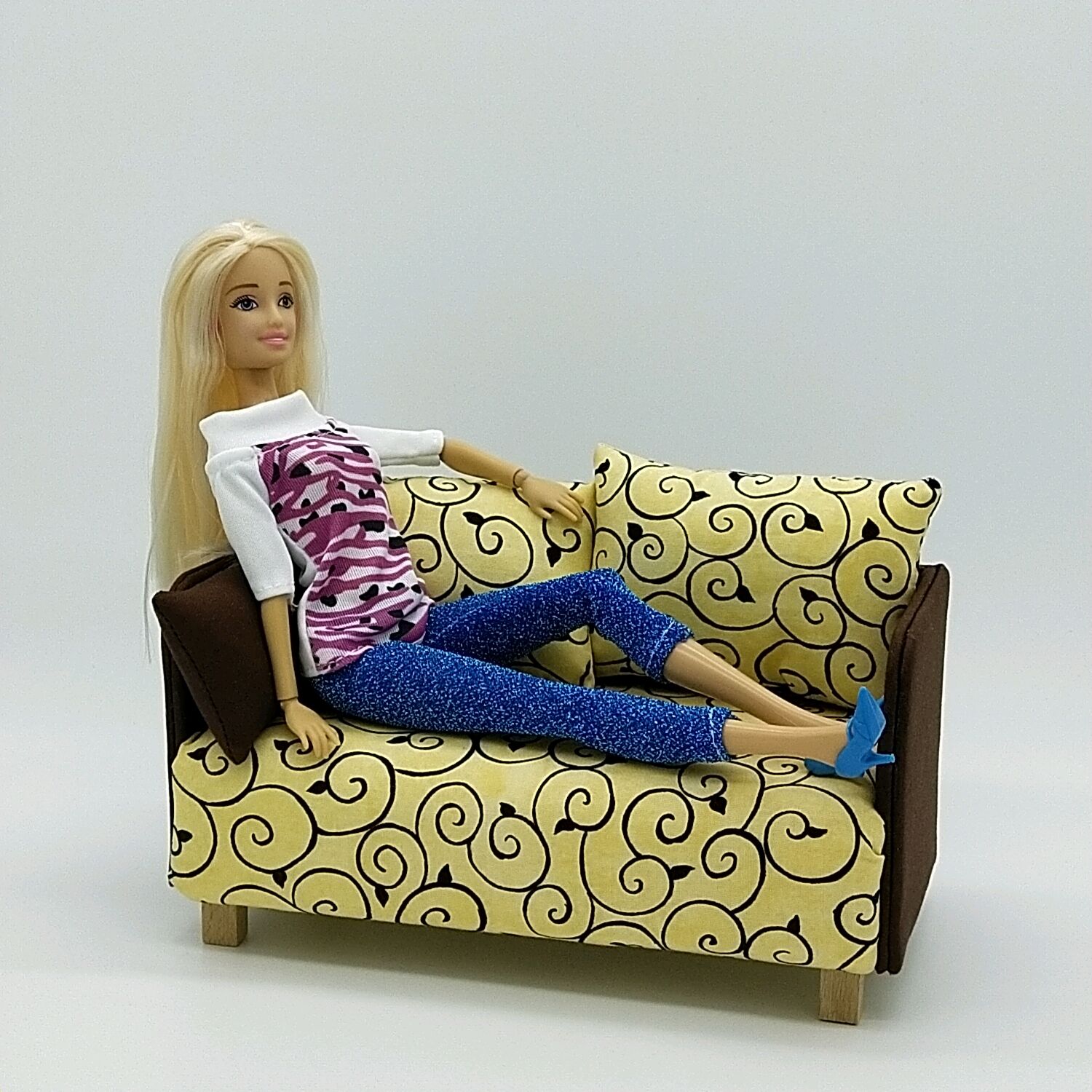 Мягкая мебель для кукол барби