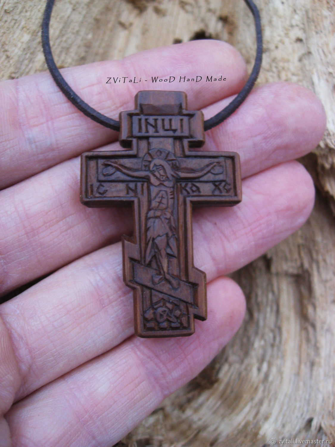 Деревянные мужские крестики. Деревянный крестик нательный. Кожаный крест нательный. Деревянный крестик на веревочке. Крестик православный деревянный.