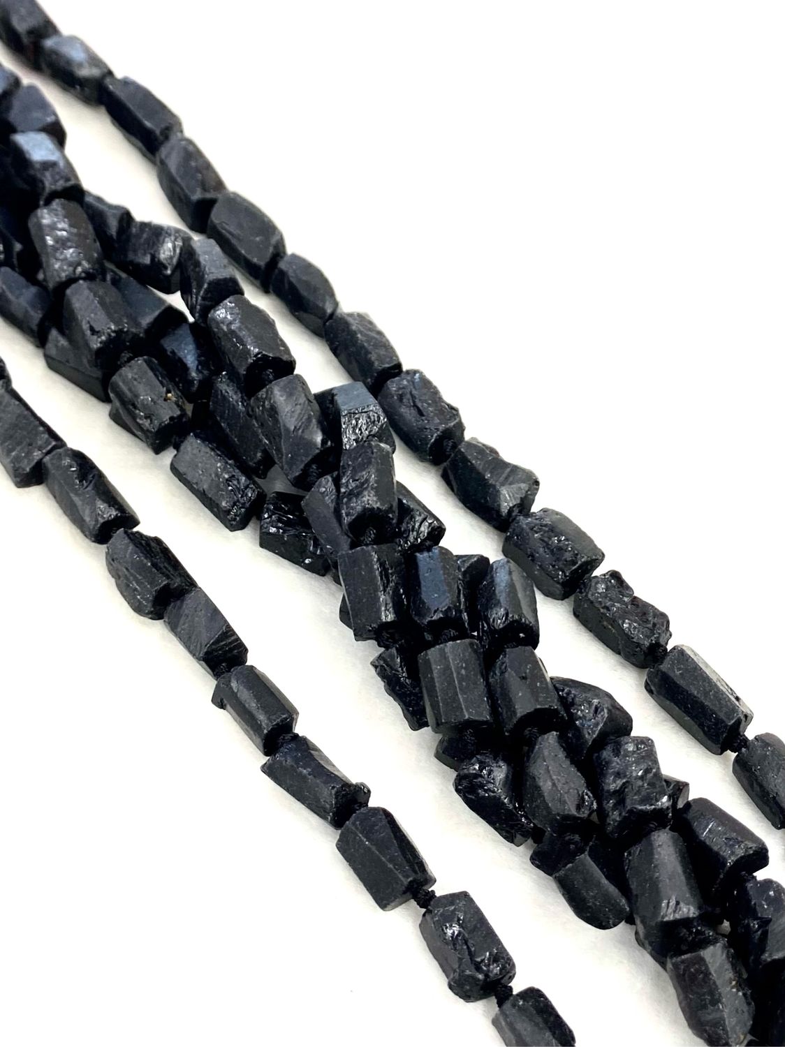 ТУРМАЛИН ШЕРЛ НЕОБРАБОТАННЫЙ 8; 10 ; 20 мм купить в интернет-магазине ...