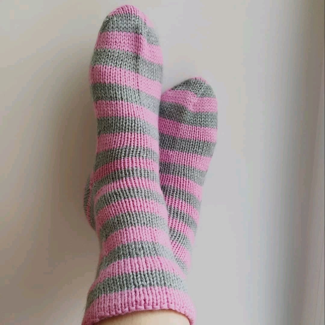 Носки из двух цветов спицами