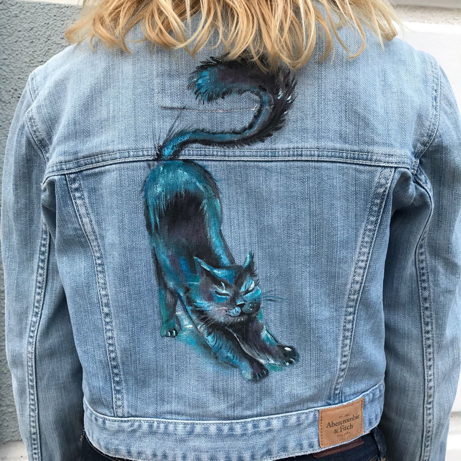 Роспись на джинсовой куртке змея