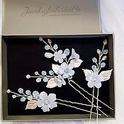 Bridal comb with pearl flowers and rhinestones.Wedding jewelry