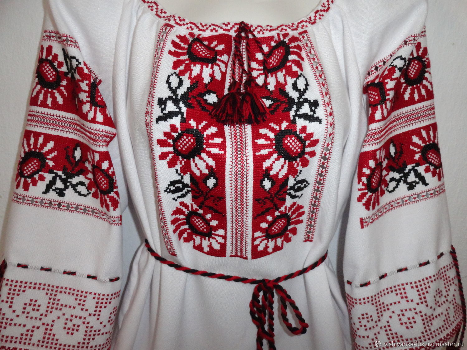 Вышивка на русском народном костюме