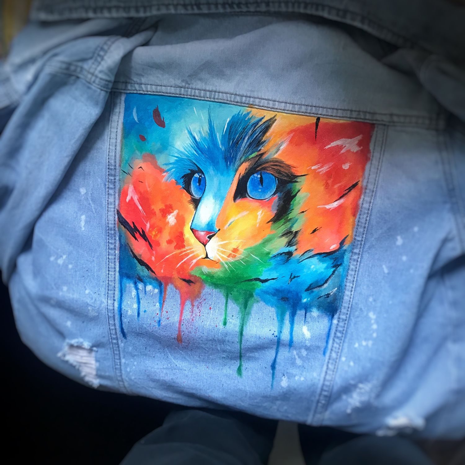Роспись на джинсах акриловыми красками