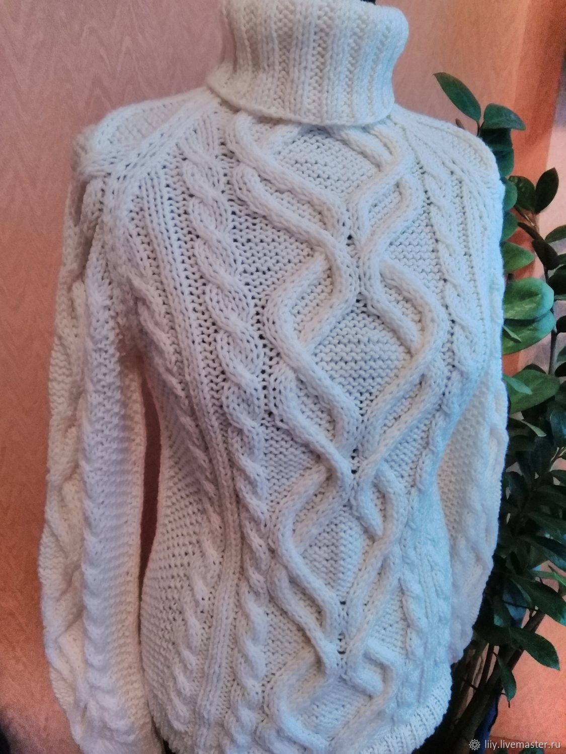 Женский свитер с аранами