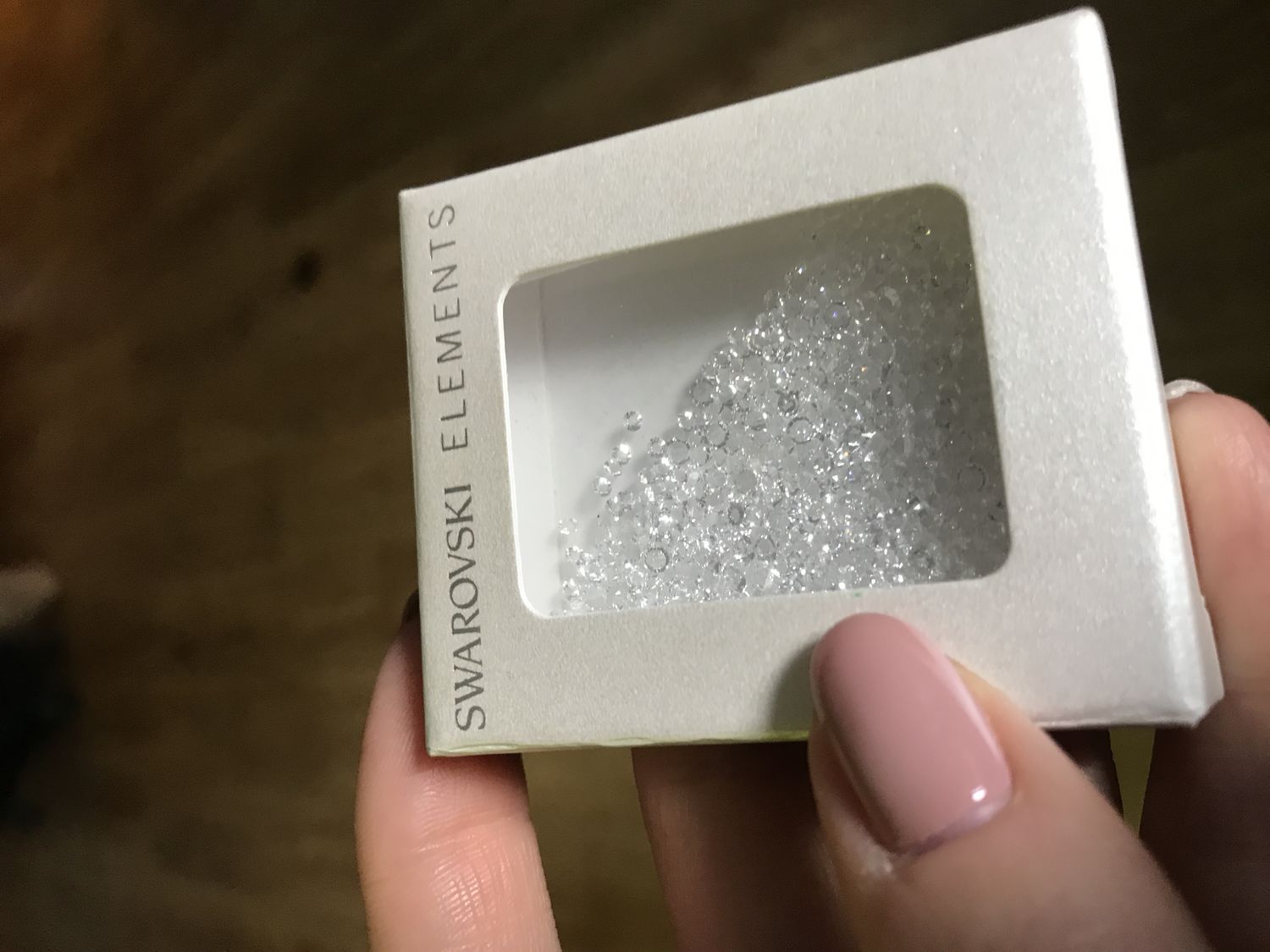 Настоящие кристаллы Swarovski привожу из Вены