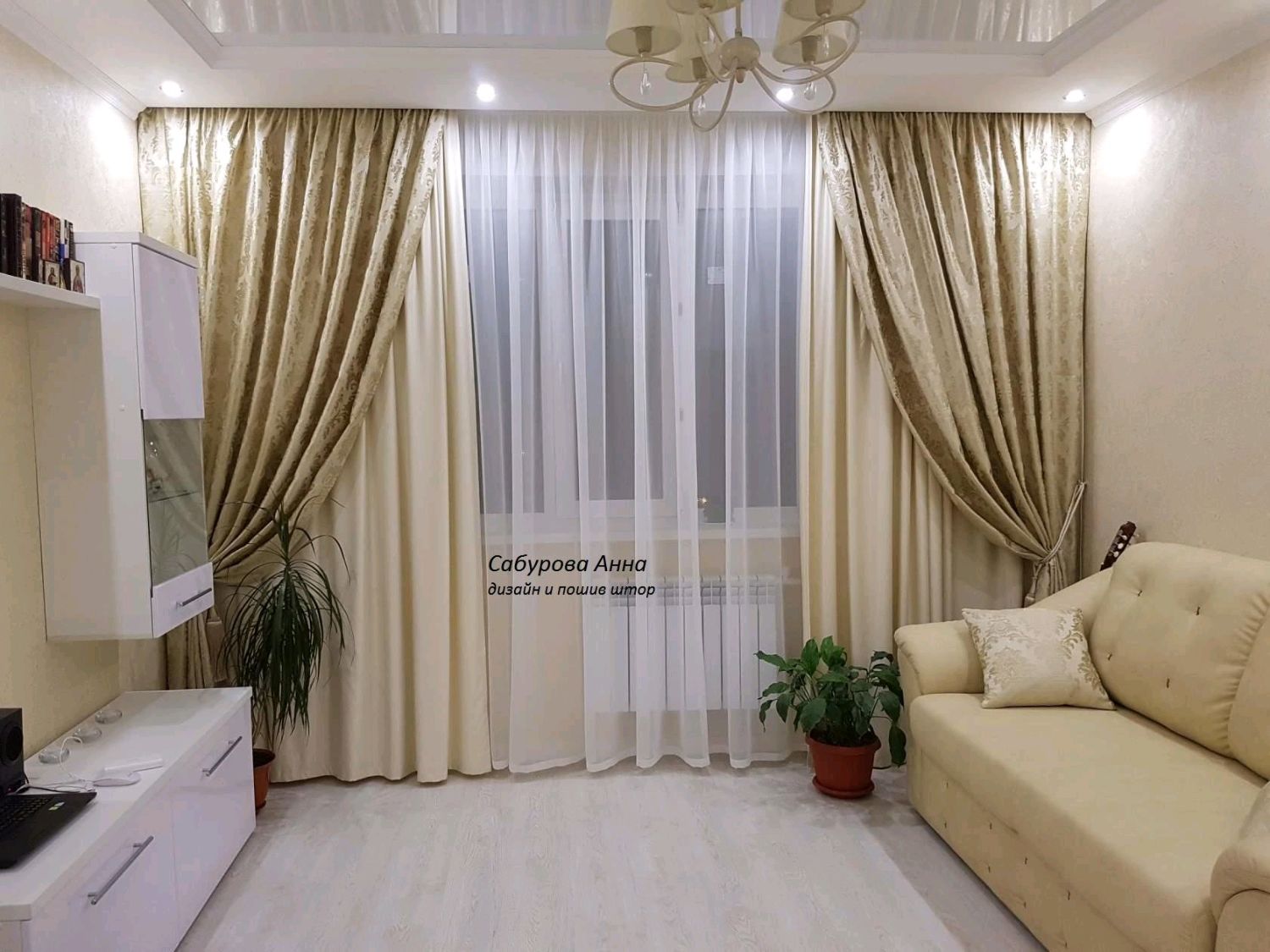 Белые шторы в интерьере гостиной в современном стиле