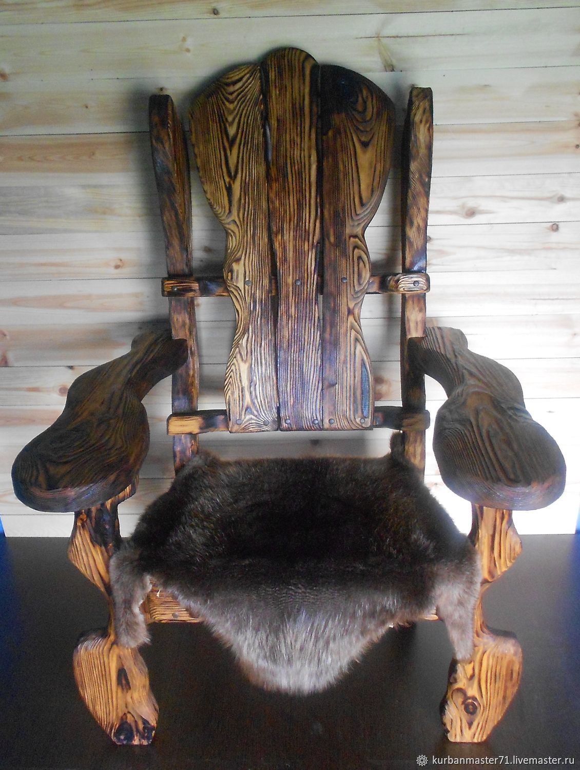 двойное кресло со столиком из дерева