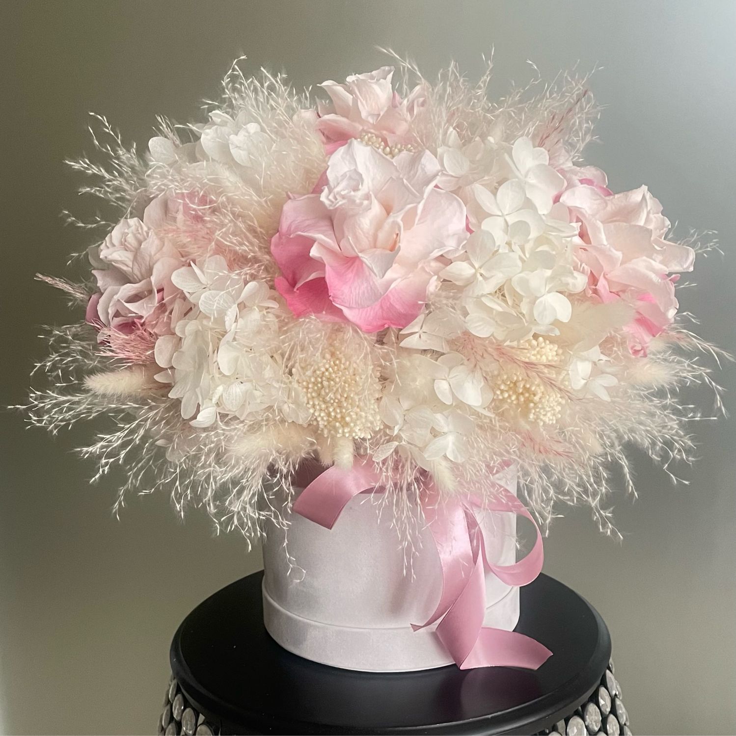 Букет из стабилизированных цветов в бархатной шляпной клробке купить в ...