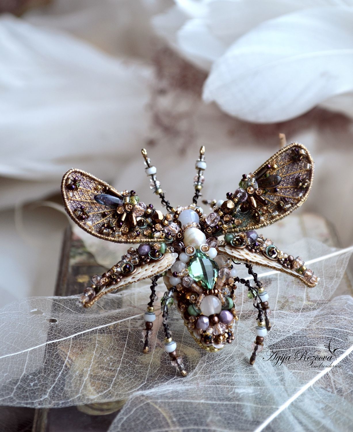 Вышитый металлической нитью жук, крупный план