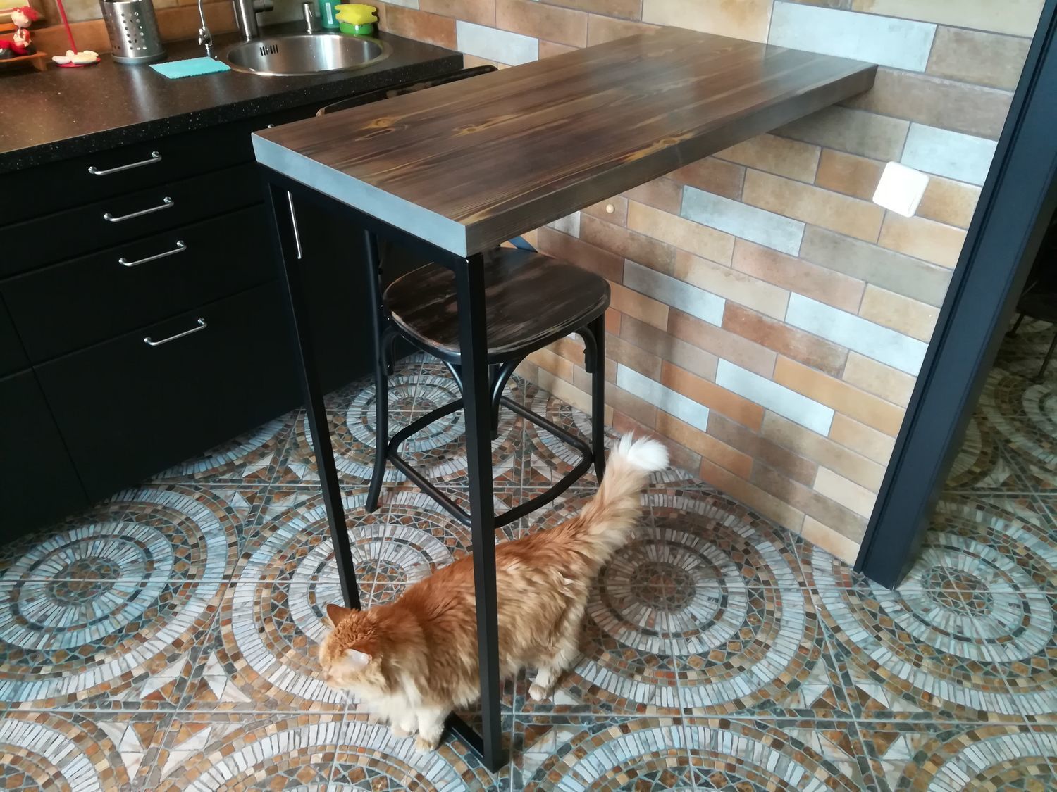 Барный стол из дерева на кухню