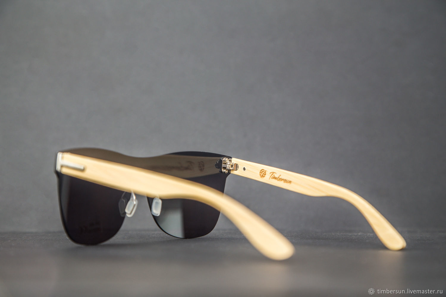 Солнцезащитные очки "Shield Grey" с деревянными дужками.