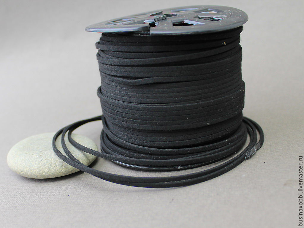 Шнур замшевый 3х2 мм черный
Шнур из мягкого велюра черного цвета, для создания основ для ваших кулонов, подвесок.
Самый ходовой цвет в использовании украшений, неброский, и подходящий ко всему