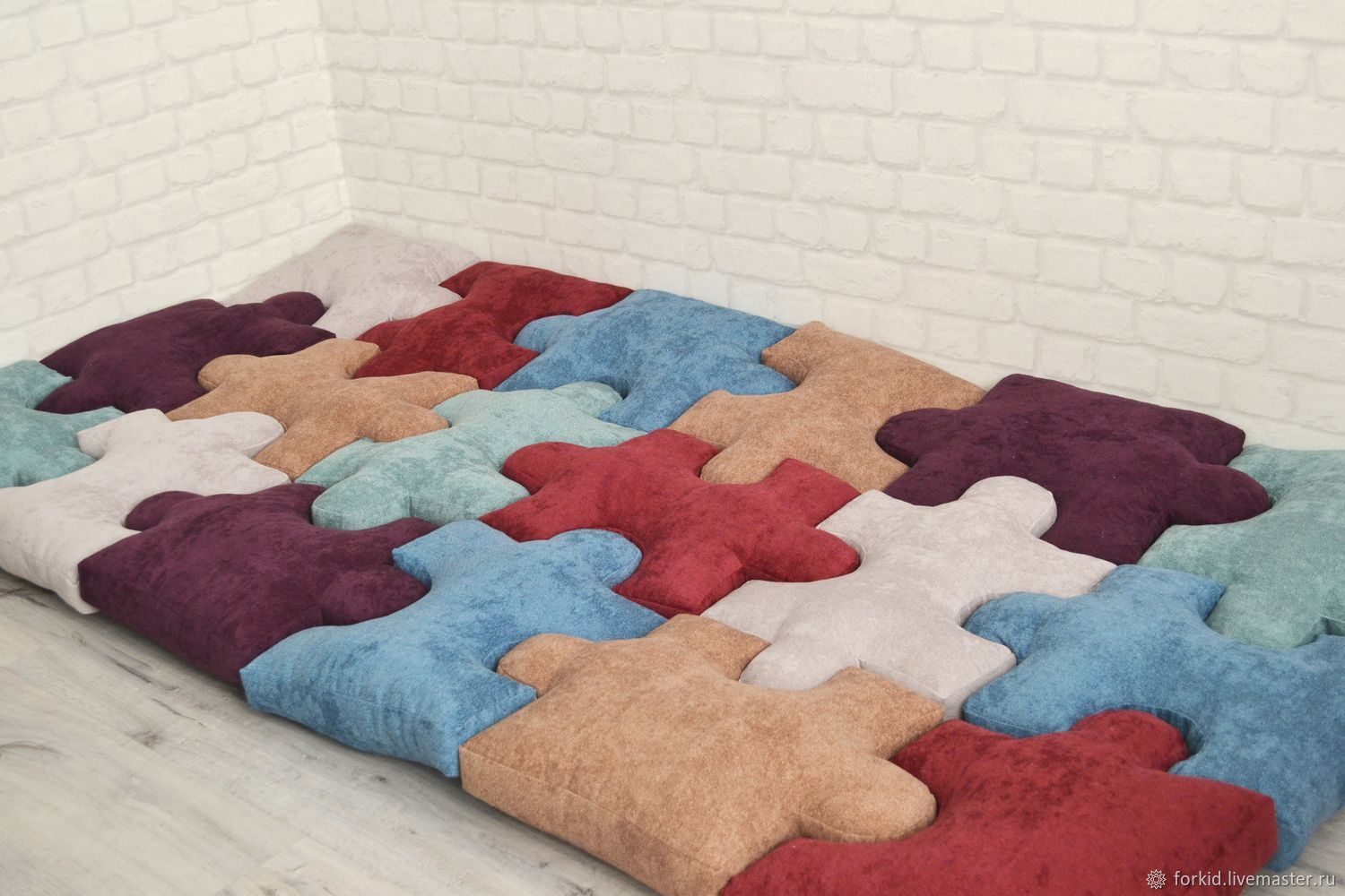 Кресло из мягких игрушек. Сделанные из мягких или. Ковер из помпонов. Ковер из тканевых помпонов. Сидушка на стул.