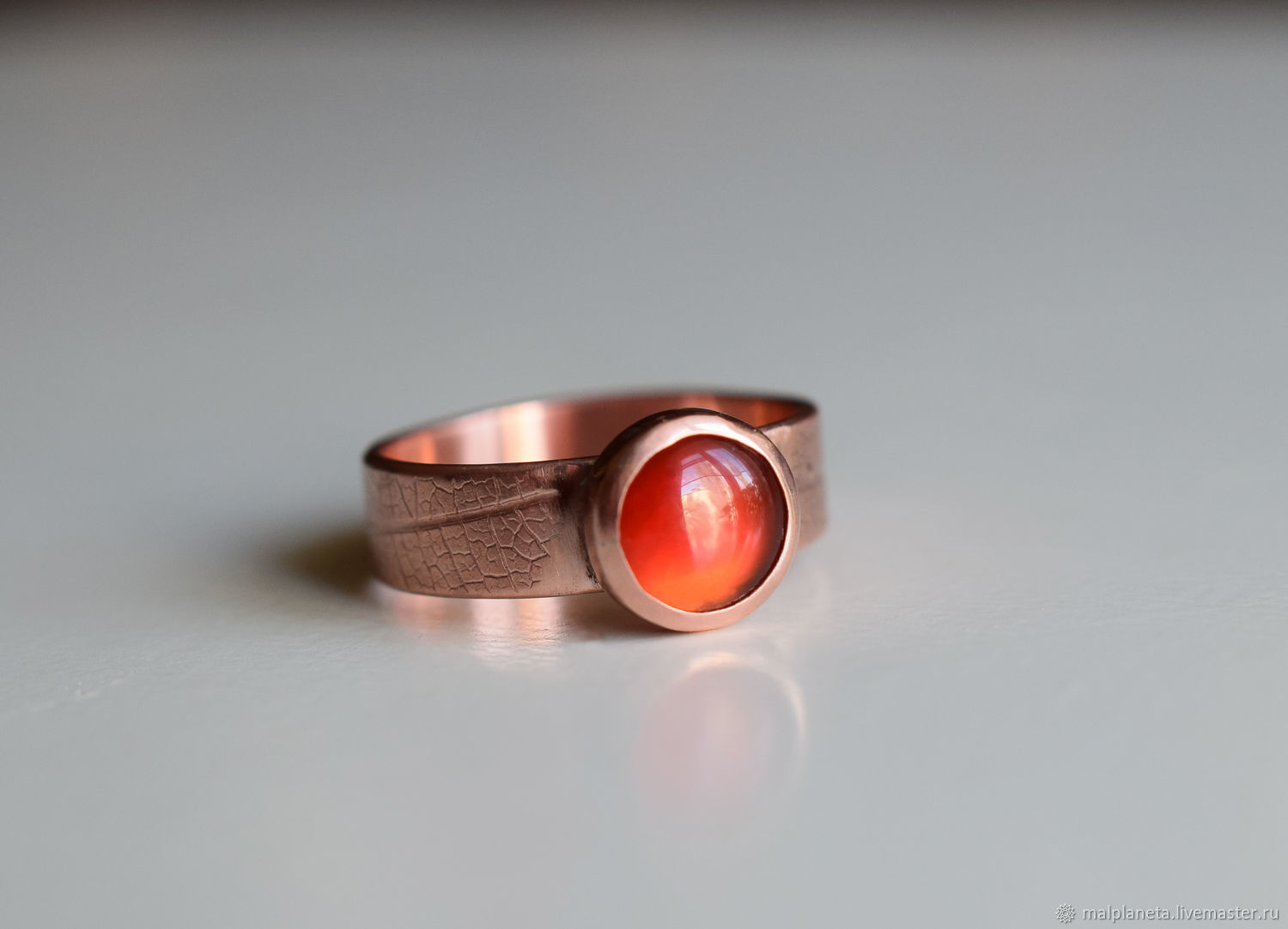 Медное кольцо с сердоликом и прожилками листа,необычное медное кольцо ...