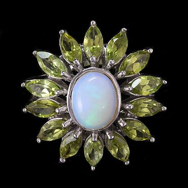 Украшения ручной работы. Ярмарка Мастеров - ручная работа Крупное женское кольцо с натуральными зелёными хризолитами и опалом. Handmade.