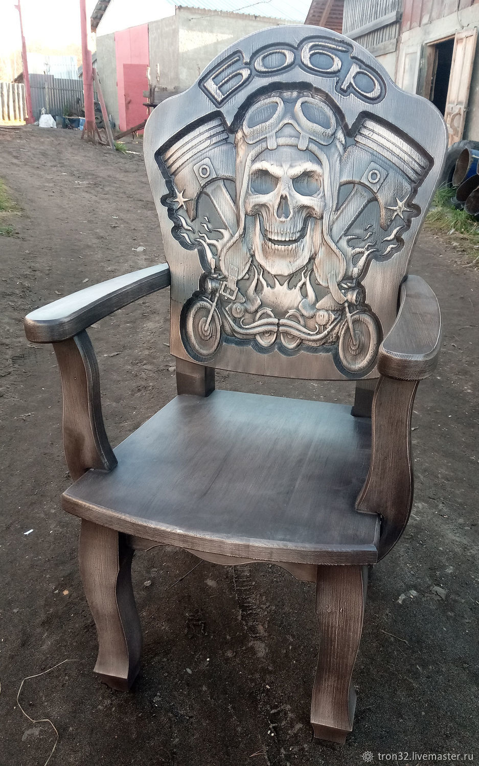 Резной деревянный трон