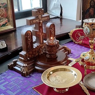 Картины и панно ручной работы. Ярмарка Мастеров - ручная работа Настольная голгофа с чашей и предстоящими, вырезанная из дуба. Handmade.