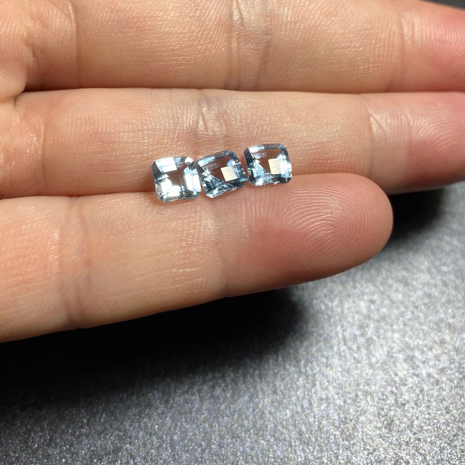 Толық экрандағы жас арық қыздардың кискасы Әйел үшін алғаш рет анальды секс