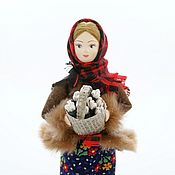 Кукла фарфоровая Дама с тростью в костюме 18 века
