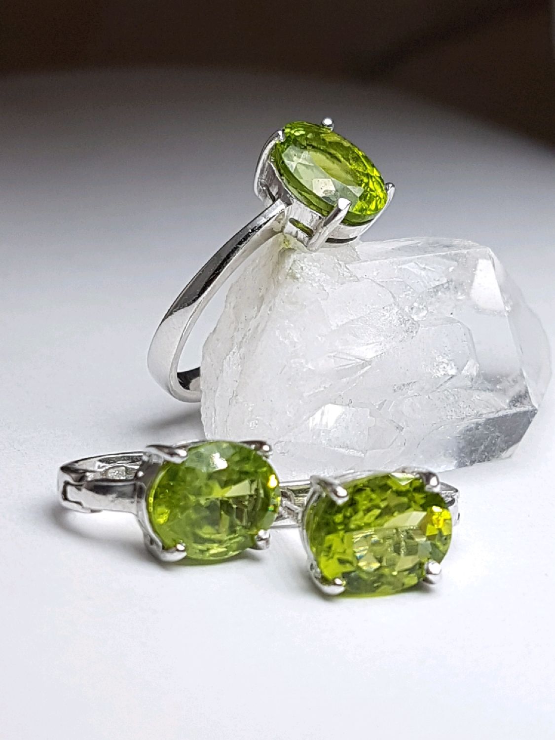 Прозрачные камни в украшениях. Оливин-хризолит. Изделия оливин (хризолит. Хризолит стихия. Зеленый оливин Перидот.