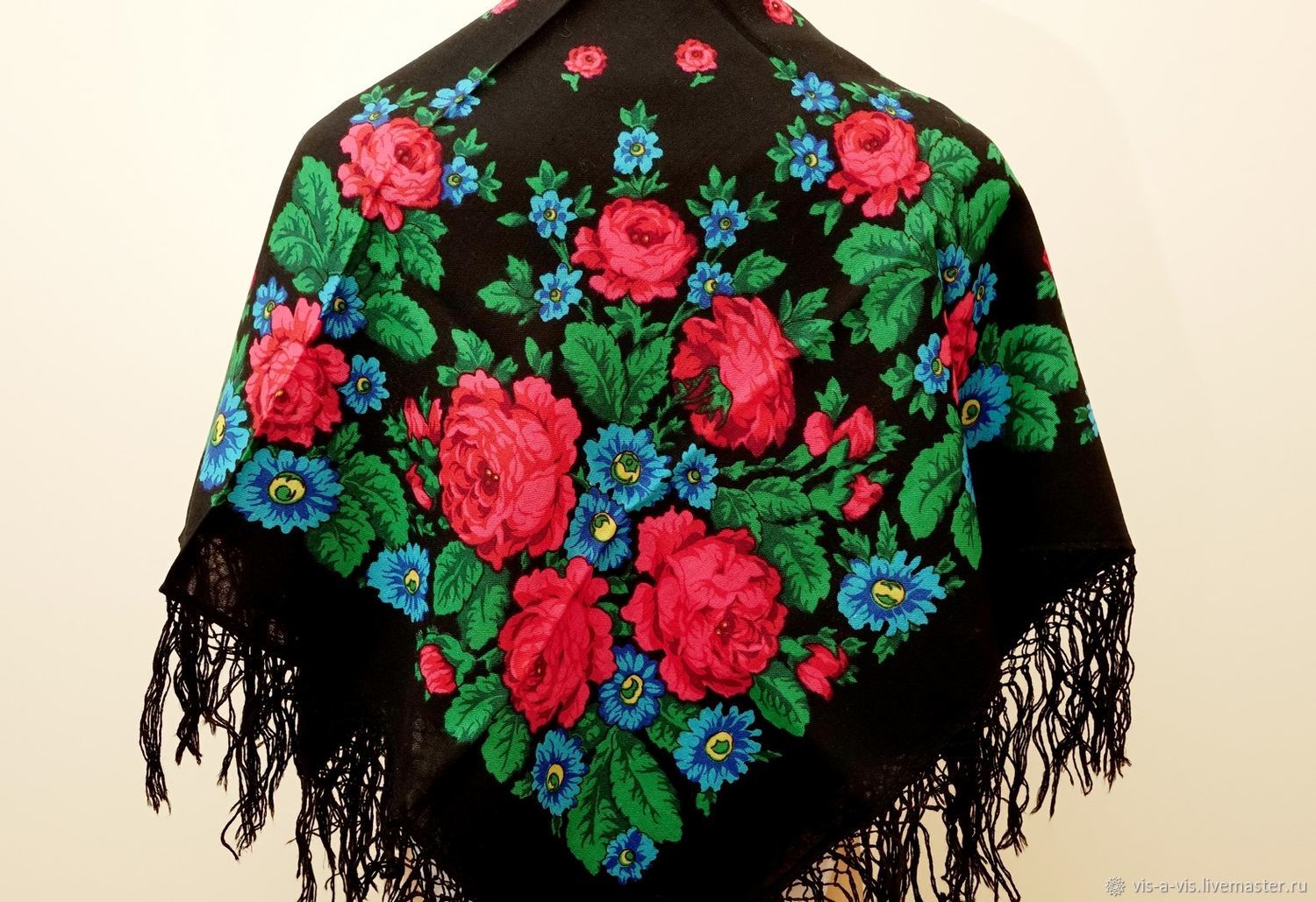 Черный платок с красными цветами