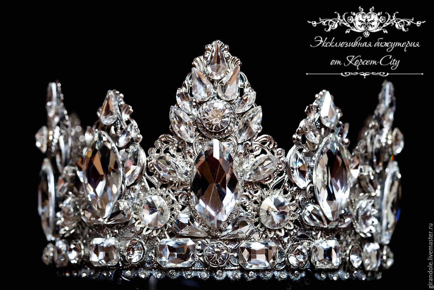 блестит моя корона на моем троне